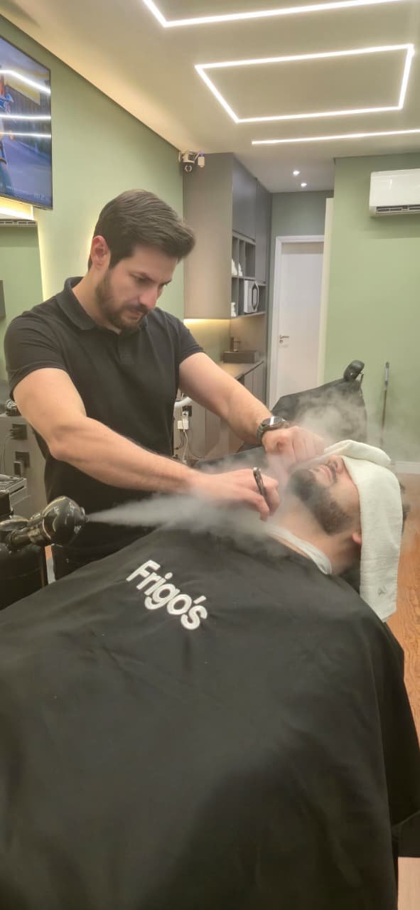 Barboterapia com vapor — Barbearia Frigo's