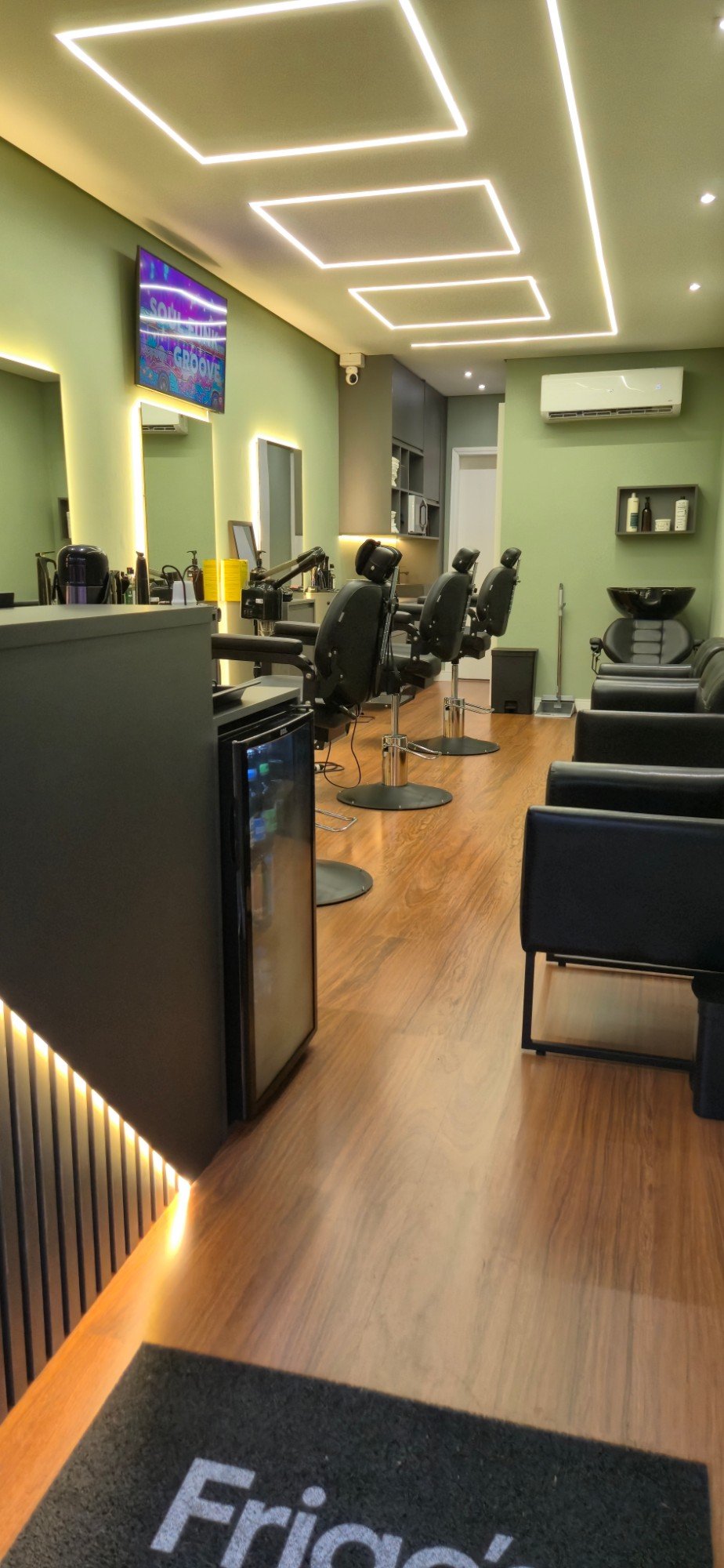 Interior da Barbearia Frigo's — cadeiras e ambiente moderno